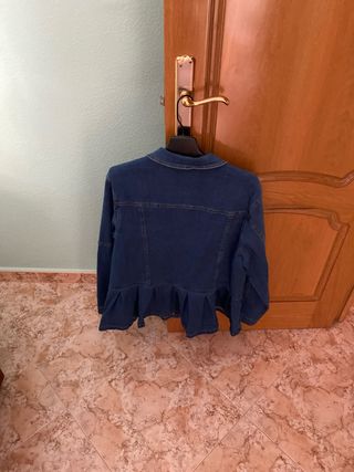 Chaqueta vaquera con volante.