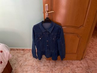 Chaqueta vaquera con volante.