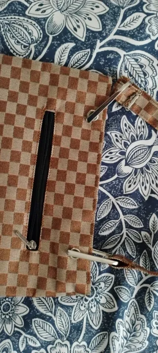 Varios bolsos con precios entre 12 y 8 €.