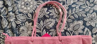 Varios bolsos con precios entre 12 y 8 €.