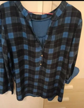 Camisa de cuadros azul y negra