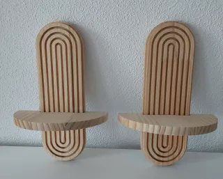 2 pezzi di scaffali da parete in legno