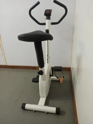 Bicicleta Estática Blanca y Negra