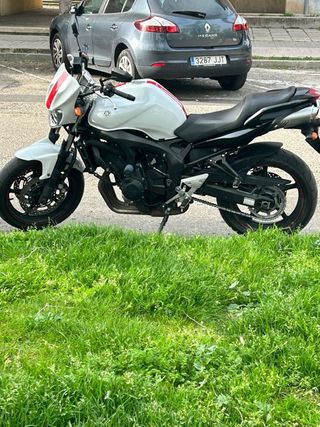 Moto blanca deportiva Yamaha fz6n como nueva