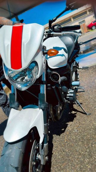 Moto blanca deportiva Yamaha fz6n como nueva