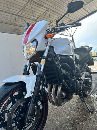 Moto blanca deportiva Yamaha fz6n como nueva
