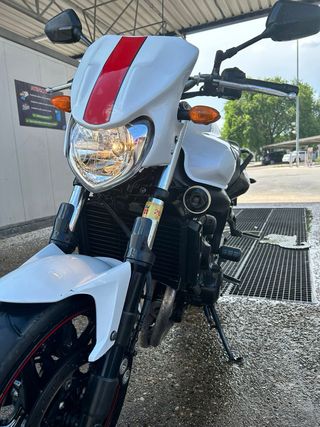 Moto blanca deportiva Yamaha fz6n como nueva