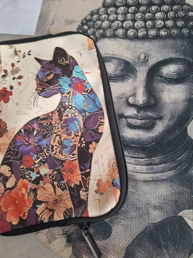 Neceser gato con flores multicolor