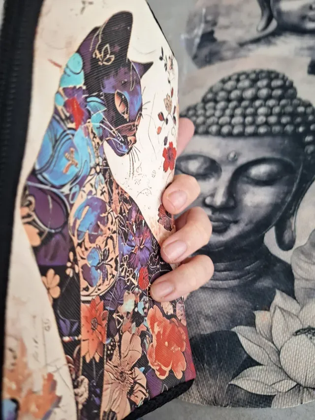 Neceser gato con flores multicolor