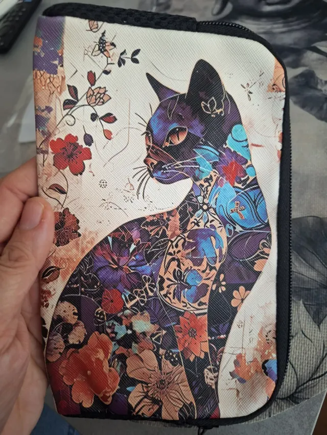 Neceser gato con flores multicolor