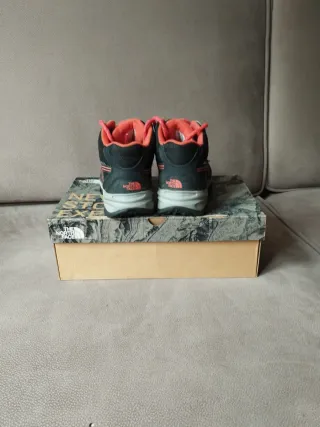 Botas de niño de senderismo.