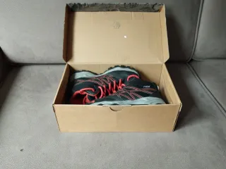 Botas de niño de senderismo.