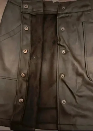 Falda negra efecto piel nueva