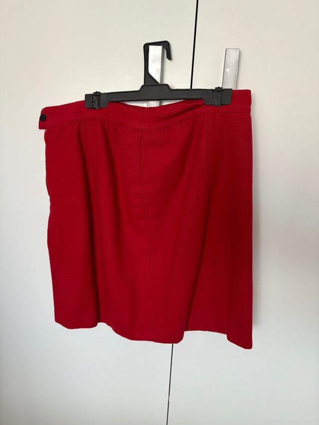 falda corta y chaqueta