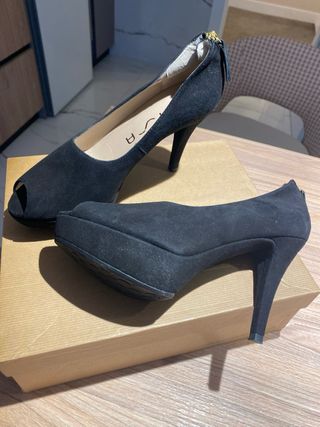 Zapatos de tacón negros peep toe