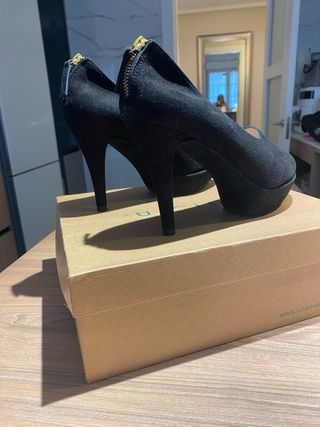 Zapatos de tacón negros peep toe