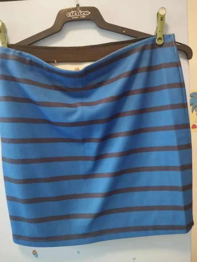 Falda azul con rayas negras