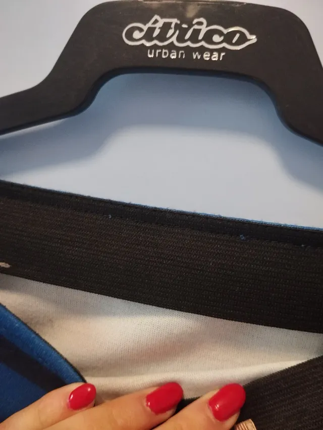 Falda azul con rayas negras