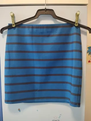 Falda azul con rayas negras