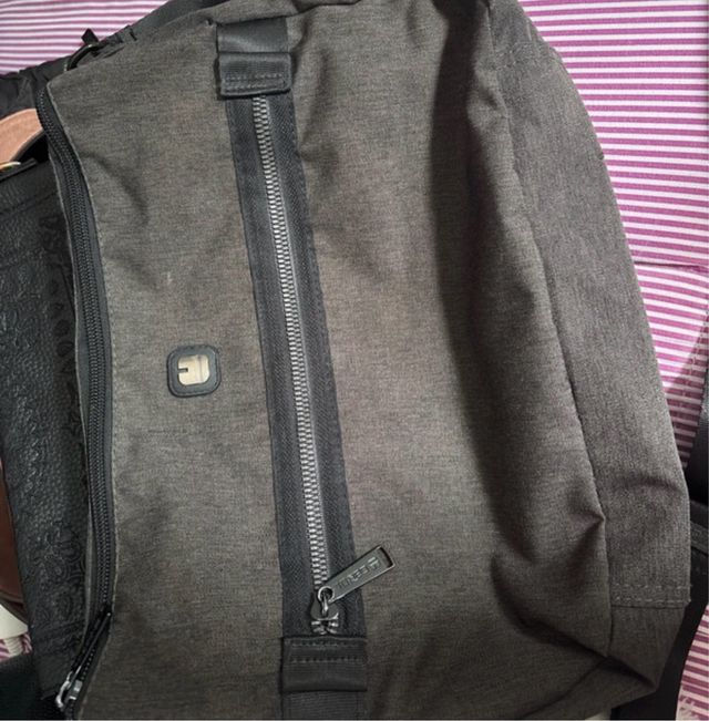 Bolso de viaje gris