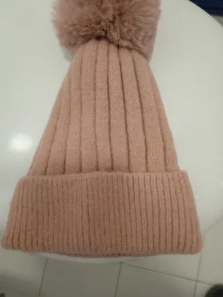 Gorro rosa de lana con pompón