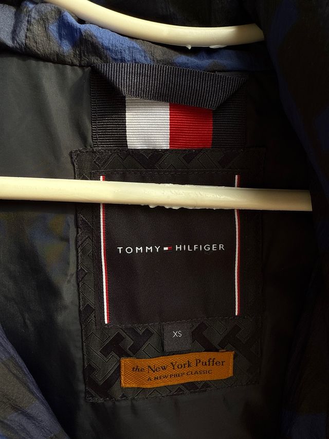 Abrigo plumífero Tommy Hilfiger azul y negro