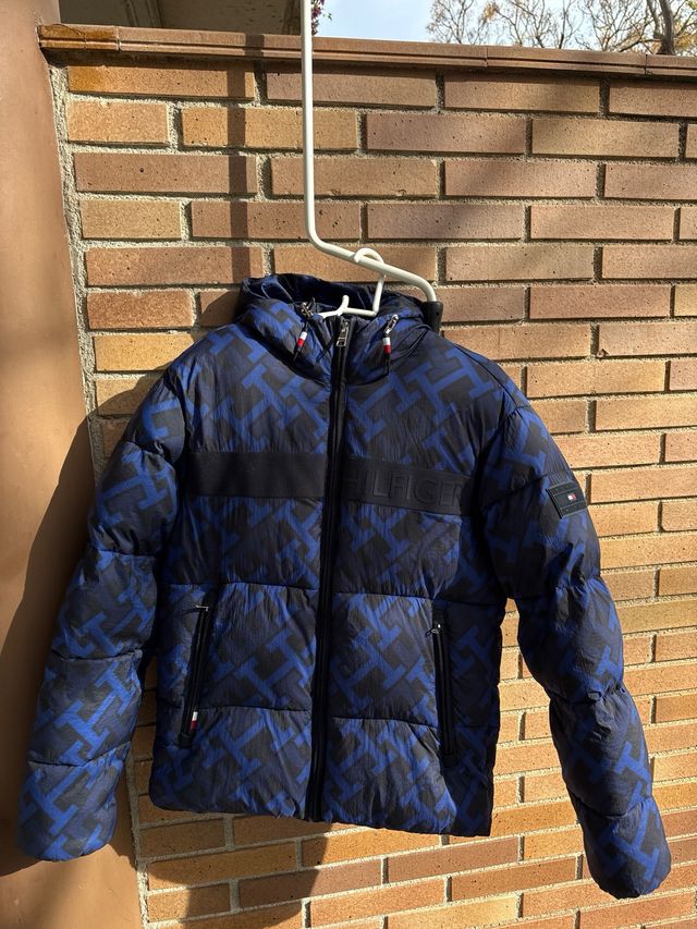 Abrigo plumífero Tommy Hilfiger azul y negro