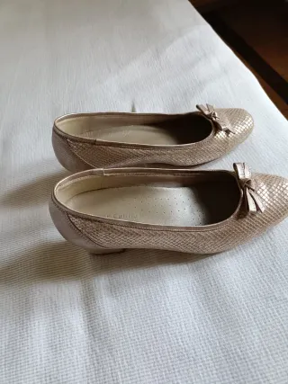 Zapatos de salón dorados Cutillas