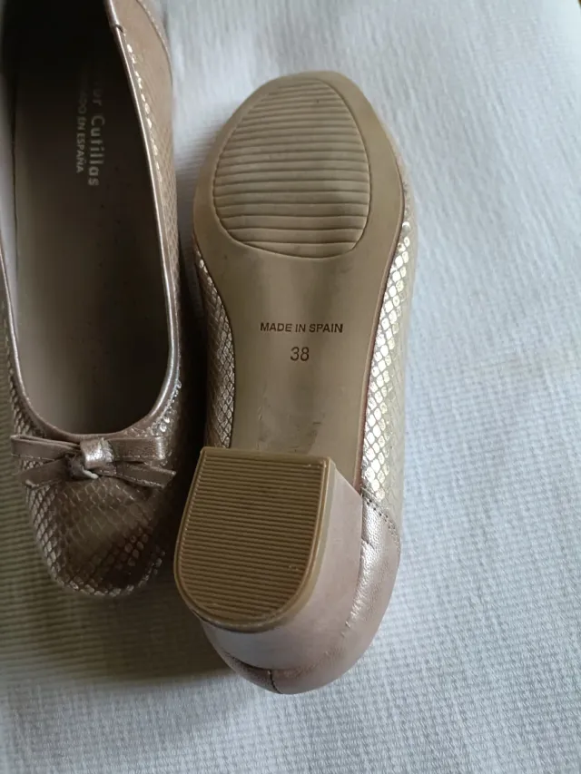 Zapatos de salón dorados Cutillas