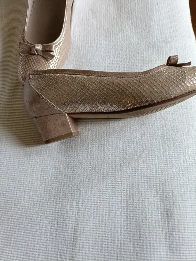 Zapatos de salón dorados Cutillas