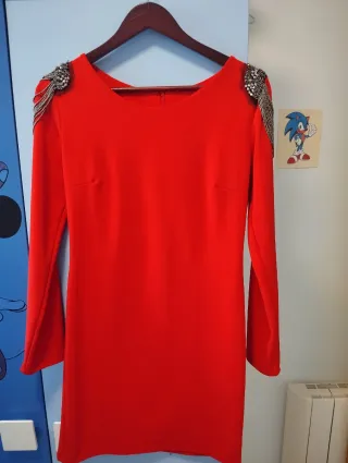 Vestido rojo con hombros adornados