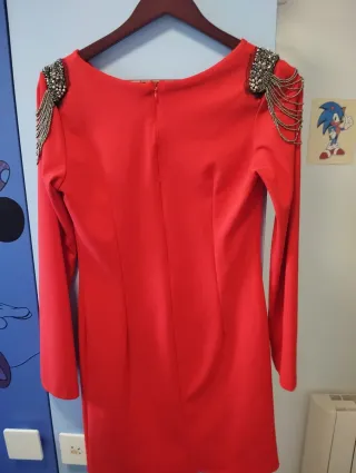 Vestido rojo con hombros adornados