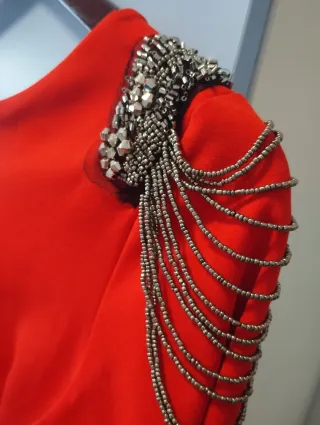 Vestido rojo con hombros adornados