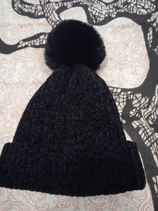 Gorro negro con pompón de pelo