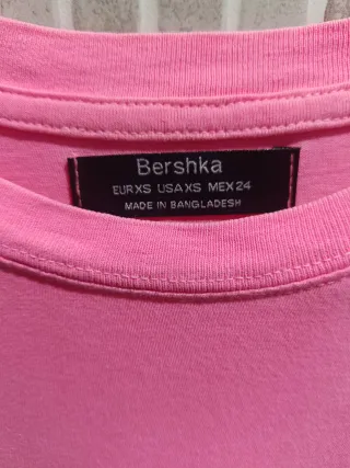 Camiseta Bershka oversize rosa