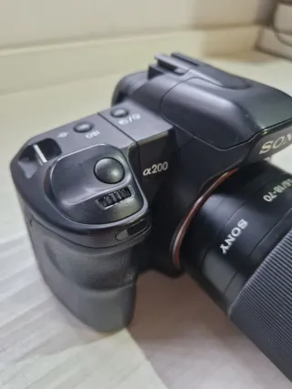 Cámara Sony a200: Funda Viaje, cargador y cables.