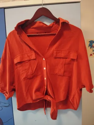 Camiseta naranja con nudo