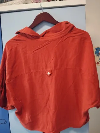 Camiseta naranja con nudo