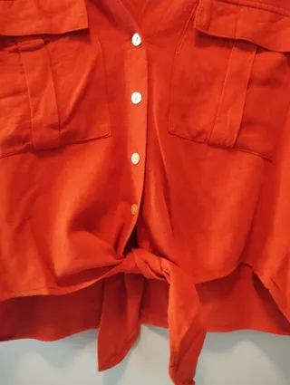 Camiseta naranja con nudo