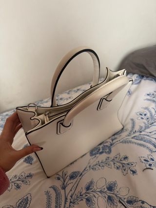 Bolso blanco Stradivarius con costuras negras