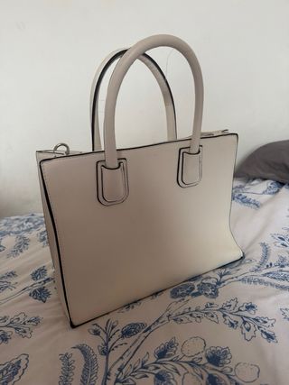 Bolso blanco Stradivarius con costuras negras