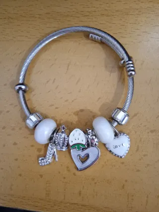 Pulsera con charms plateada y blanca