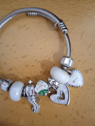 Pulsera con charms plateada y blanca