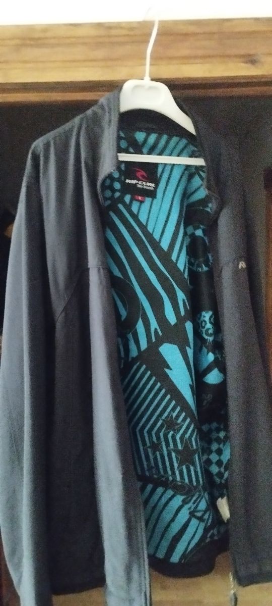 Chaqueta Rip Curl Negra y Azul