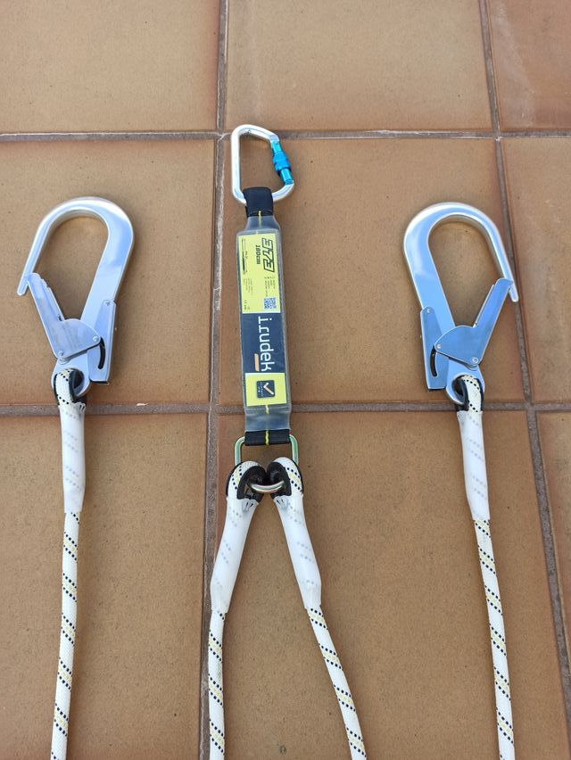 Arnés anticaídas con absorbedor