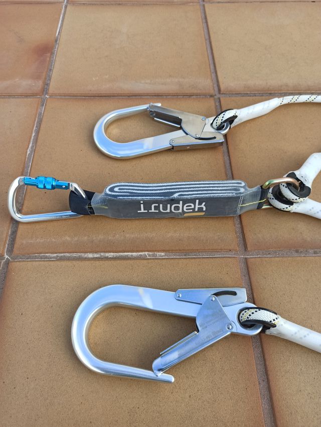 Arnés anticaídas con absorbedor