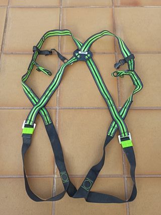 Arnés anticaídas con absorbedor