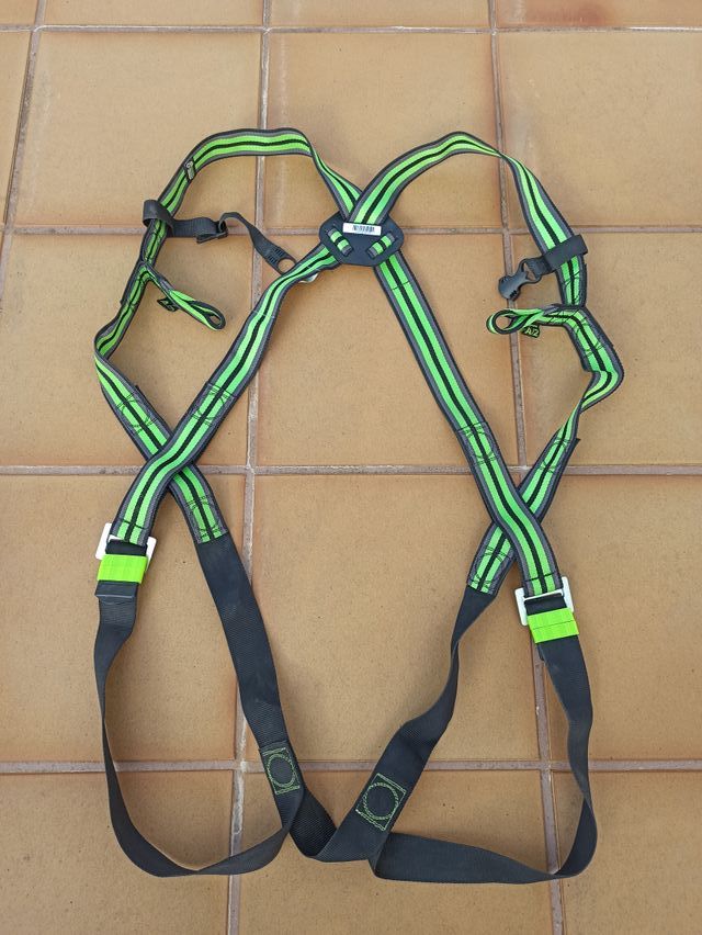 Arnés anticaídas con absorbedor