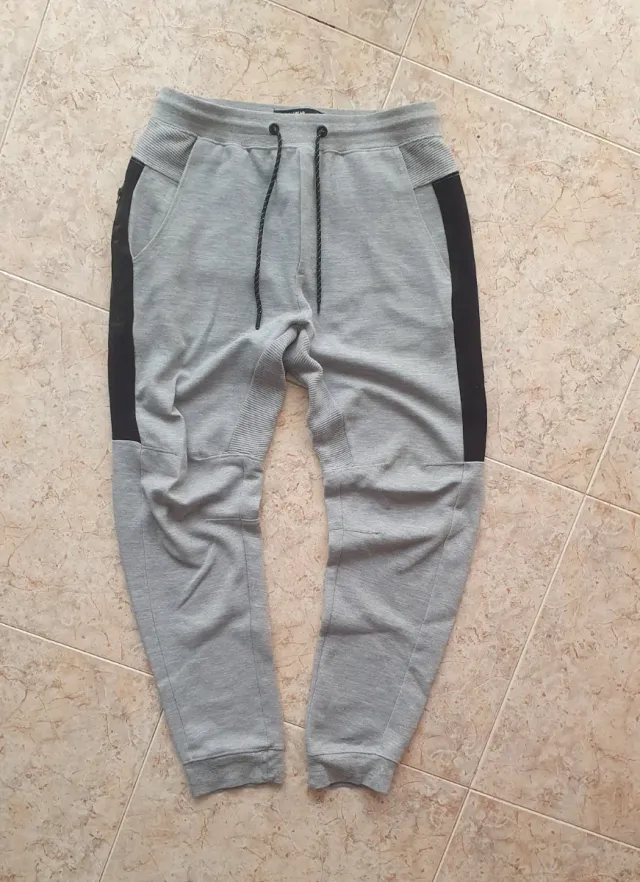 Pantalón Jogger Pull&Bear Gris y Negro