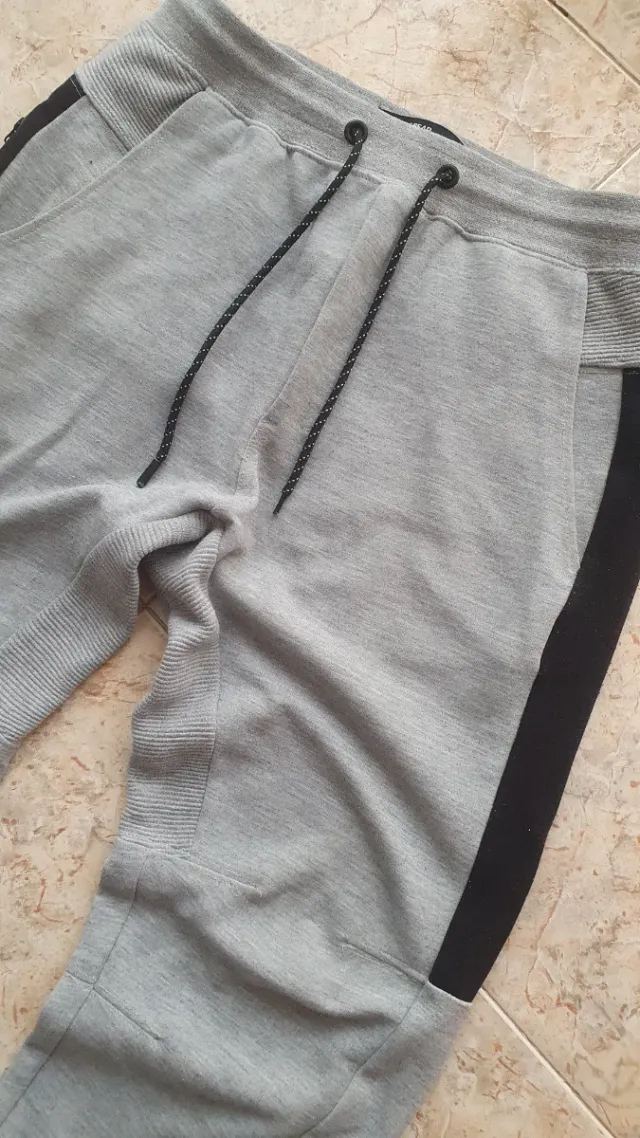 Pantalón Jogger Pull&Bear Gris y Negro